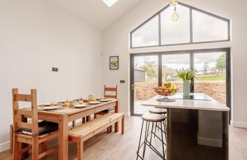 Dunstable House | 4 Bed in Dunstable 93632