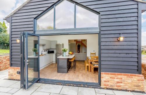 Dunstable House | 4 Bed in Dunstable 93632