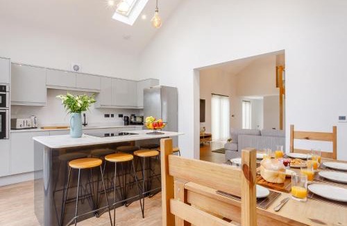 Dunstable House | 4 Bed in Dunstable 93632