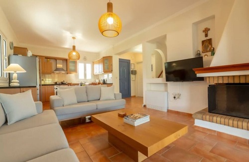 Svoronata Villa | 4 bed villa with large pool near Eglina Beach.