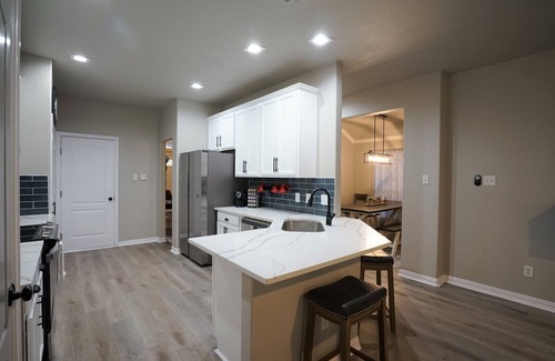 Euless House | 4 Bedroom-2 King Beds GREAT location, minutes to AT&T Stadium and DFW Airport!