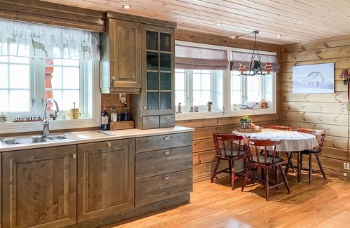 Eid House | 4 bedroom awesome home in Nordfjordeid