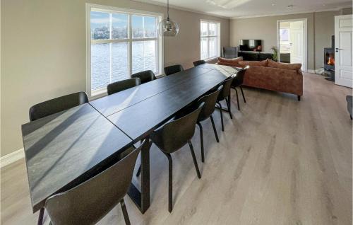 Herdla Apartment | 4 Bedroom Beautiful Apartment In Herdla