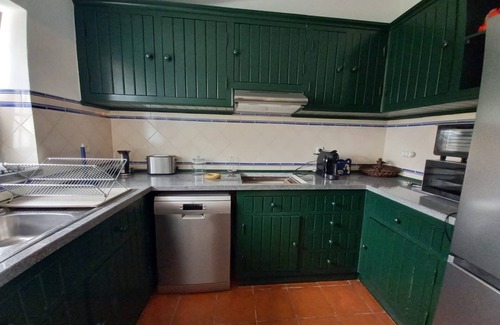 Reguengos de Monsaraz Other | 4-bedroom farmhouse in tranquil Alcáçovas with WiFi, ACn