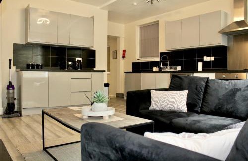 Dewsbury House | 4 bedroom home with games room - perfect for families, groups and contractors!