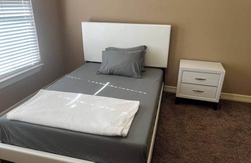 South Central Houston Hotel | 4-bedroom house in enchanting Houston with WiFi, AC, Barbecue Unwind in style.