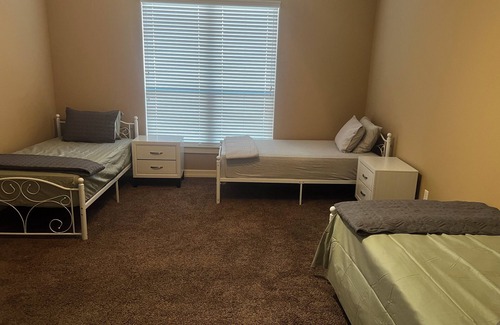 South Central Houston Hotel | 4-bedroom house in enchanting Houston with WiFi, AC, Barbecue Unwind in style.