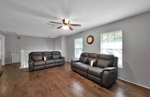 Grogan's Mill House | 4 Bedroom House w/ Pool/Hot Tub. Family/Pet Friendly;5 min to Mall/Music/Golf.