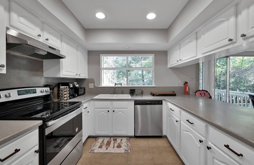 Grogan's Mill House | 4 Bedroom House w/ Pool/Hot Tub. Family/Pet Friendly;5 min to Mall/Music/Golf.