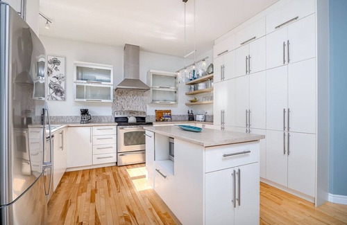 Aylmer House | 4 bedroom house with heated pool and gym