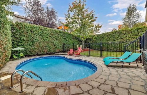 Aylmer House | 4 bedroom house with heated pool and gym