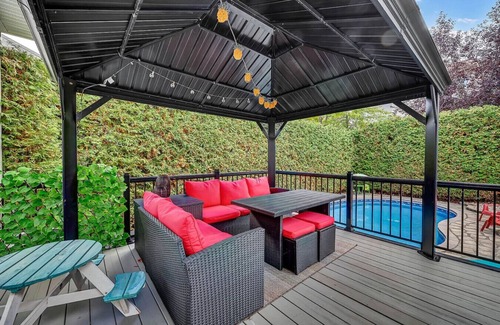 Aylmer House | 4 bedroom house with heated pool and gym