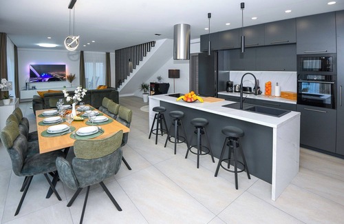 Tugare Villa | 4-bedroom villa in fabulous Tugare with WiFi, AC