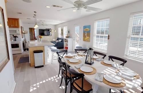 Port Bolivar House | 4 BR 4 Ensuite Bathrooms, Steps to Beach, Community pool, Cargo Lift, Fenced