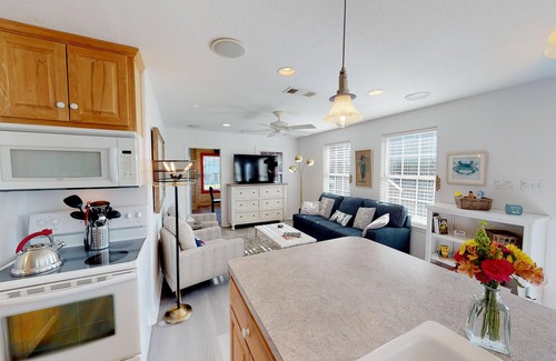 Port Bolivar House | 4 BR 4 Ensuite Bathrooms, Steps to Beach, Community pool, Cargo Lift, Fenced