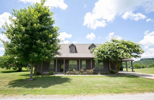 Normandy House | 4 BR Ranch Stay on the Duck River with Ponds HS#3