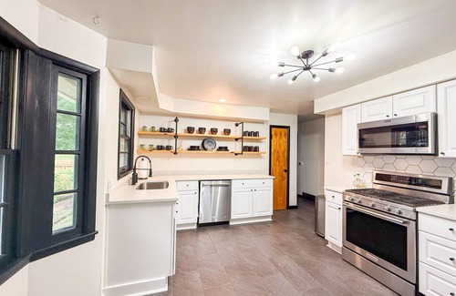 Lawrence House | 4 Bunks 3 Kings 1 Queen: Premium Spacious Home -Pinball-15m DT