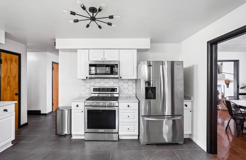 Lawrence House | 4 Bunks 3 Kings 1 Queen: Premium Spacious Home -Pinball-15m DT