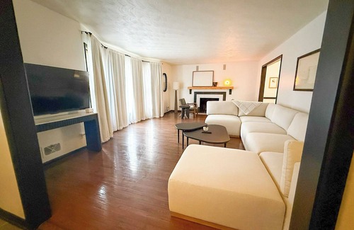 Lawrence House | 4 Bunks 3 Kings 1 Queen: Premium Spacious Home -Pinball-15m DT