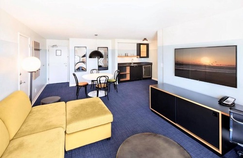 Venice Hotel | 4 Charming Venice Beach Rooms w/Balcony | Free Breakfast | Rooftop