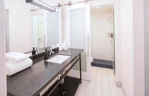 Venice Hotel | 4 Charming Venice Beach Rooms w/Balcony | Free Breakfast | Rooftop