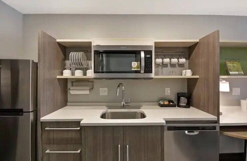 Alpine Center Hotel | 4 Convenient Units w/Kitchenette. Short Drive to Gerald R. Ford Int’l Airport