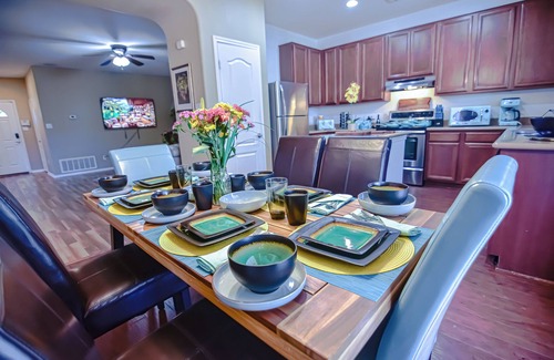 McNeil House | 4-King-Beds Bungalow Modern ~ Stylish Home North Austin~Minutes to Downtown