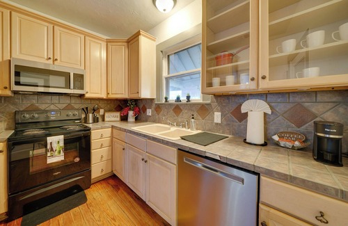 Highland Park House | 4 Mi to Downtown! Cozy Bungalow in San Antonio