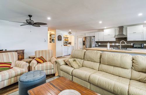 North Sarasota House | 4 Mi to Dtwn Sarasota! Family Home w/Pool Access