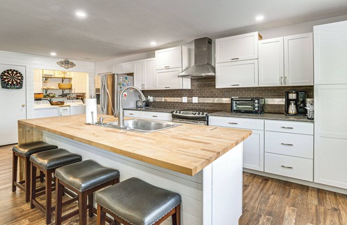 North Sarasota House | 4 Mi to Dtwn Sarasota! Family Home w/Pool Access