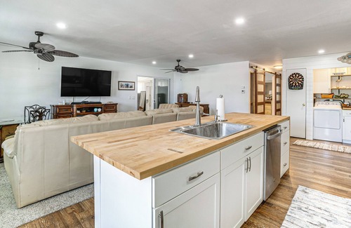 North Sarasota House | 4 Mi to Dtwn Sarasota! Family Home w/Pool Access
