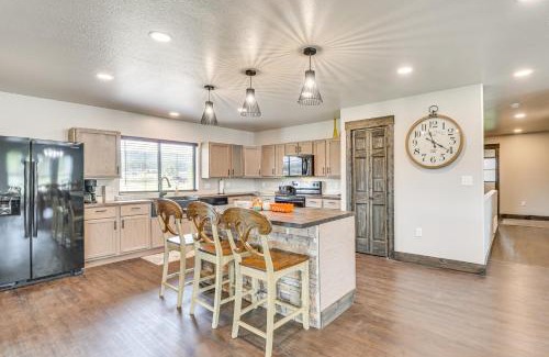 Sturgis House | 4 Mi to Dtwn Sturgis Cabin with Hot Tub and Game Room