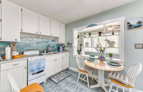 St. Pete Beach Apartment | 4 Mi to John's Pass: Cozy St Pete Beach Apt!