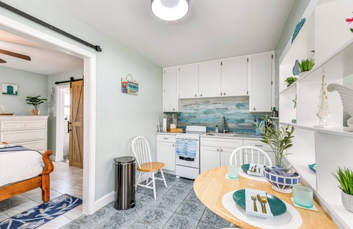 St. Pete Beach Apartment | 4 Mi to John's Pass: Cozy St Pete Beach Apt!