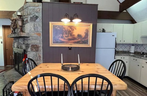 Charter Hills Cabin | 4 min Beech Mtn. Gem: Cabin Retreat near Slopes & Trails nPet friendly