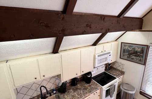 Charter Hills Cabin | 4 min Beech Mtn. Gem: Cabin Retreat near Slopes & Trails nPet friendly