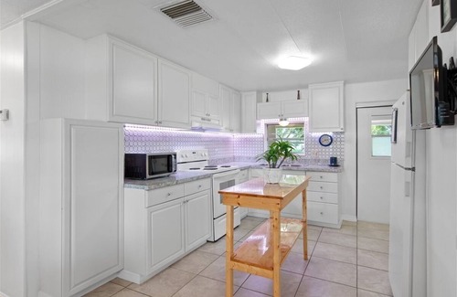 Taylor Creek House | 4 Oaks Oasis 2BR/2BA/Pullout couch