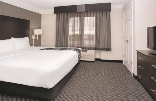 Superstition Springs House | 4 Pet-Friendly Units, Onsite Pool, Pool View, Free Breakfast