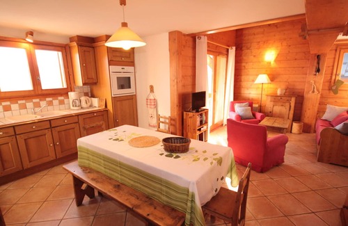 Bisanne 1500 Apartment | 4-room mezzanine apartment with balcony, fully equipped, pets allowed, covered parking.