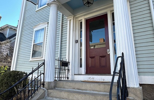 Newport House | 4 Unit Dog Friendly Home (Sleeps 18) on Historic Spring St.