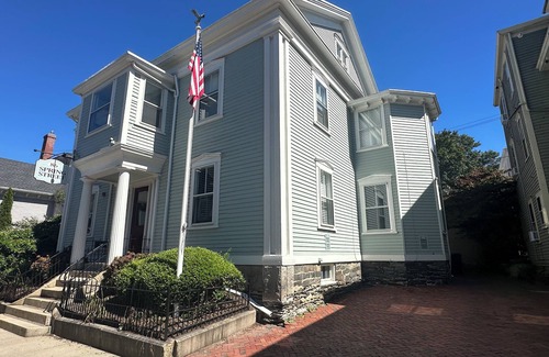 Newport House | 4 Unit Dog Friendly Home (Sleeps 18) on Historic Spring St.