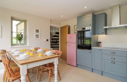 Moreton-in-Marsh Cottage | 4 WELLACRES COTTAGE, pet friendly, with hot tub in Moreton-In-Marsh