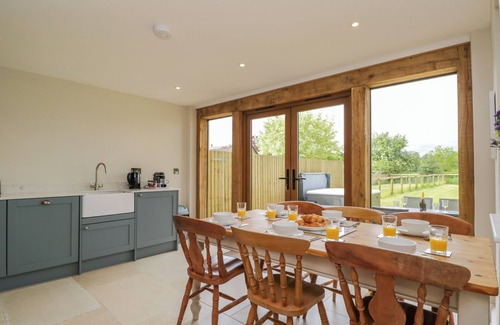 Moreton-in-Marsh Cottage | 4 WELLACRES COTTAGE, pet friendly, with hot tub in Moreton-In-Marsh