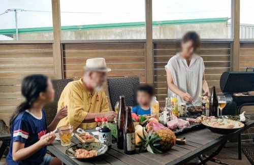 Kadena-cho Villa | 400年続く沖縄の伝統工芸品を味わう。伝統の技が光る格別なひとときを~やちむんハウス~