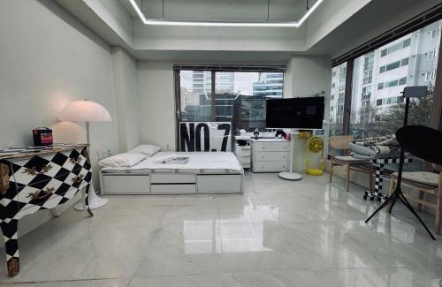 Seongsu Apartment | 401, Atelier Seongsu Riverside Loft Cherry Blossom Road Han River airport bus