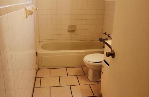 Tougaloo House | 4105 ENTIRE Happy House with Laundry RM
