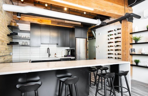 Exchange District Condo | (411)Converted Loft | Hi-End | 2 Bdr | Exchange District l Market Ave (139)