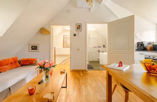 Oss Villa | 43 m2 luxury apartment with double jacuzzi and private Finnish sauna, in villa