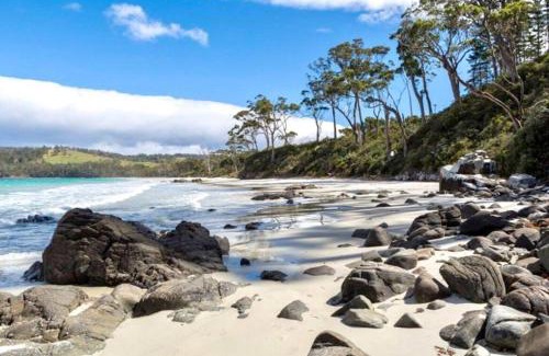Surveyors Bay House | 44onRoaring - in the Huon Valley