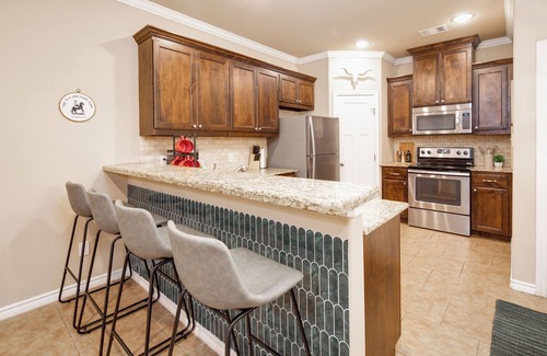 Wellborn House | 4bd/4bath w/Community Pool & Beach Volleyball - 6mins to Kyle Field